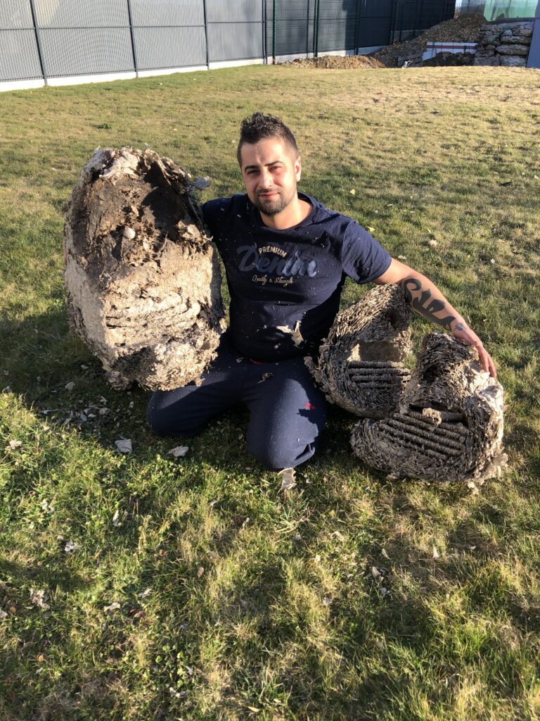 urgence guêpes et frelons - gérant de la société tenant deux gros nids de Frelons